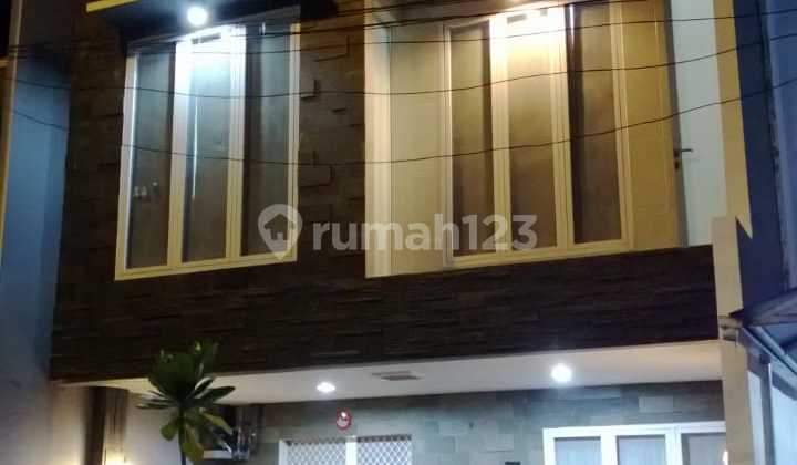 Dijual Rumah Taman Palem Lestari Blok B5 Tiga Lantai