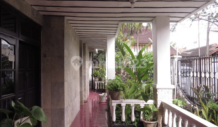 OLD HOUSE, LAND INCLUDED, IN CIKUTRA NEAR CAMPUS AND BUSINESS AREA.