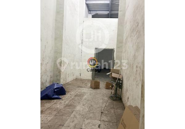 Warehouse on Raden Patah Street, Semarang 2