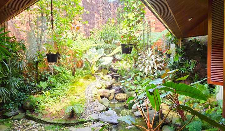 Rumah Asri memiliki taman belakang dan depan di Pondok Indah Rumah Asri memiliki taman belakang dan depan di Pondok Indah