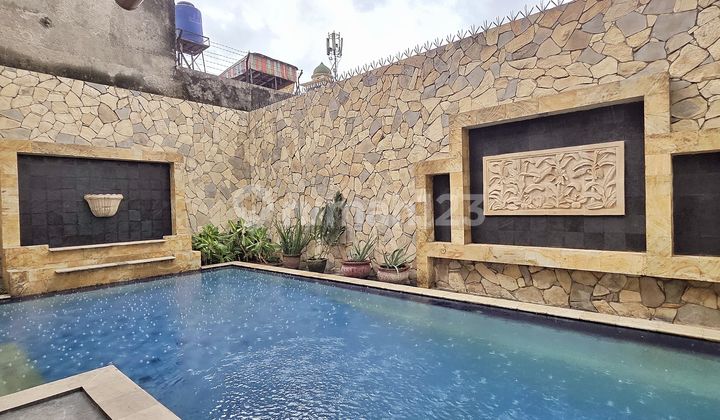 Nice house with a swimming pool in Cipete