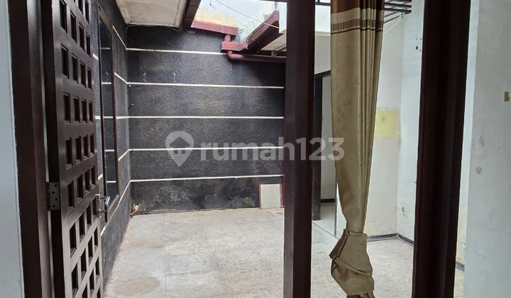 Dibawah Psar, Rumah Minimalis di Kompleks Premium Royal Ketintang Regency