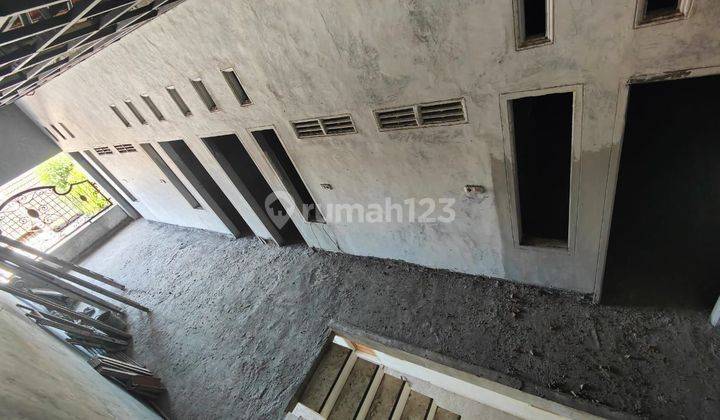 Rumah 2 Lantai Butuh Renovasi Di Perum Jambangan 2