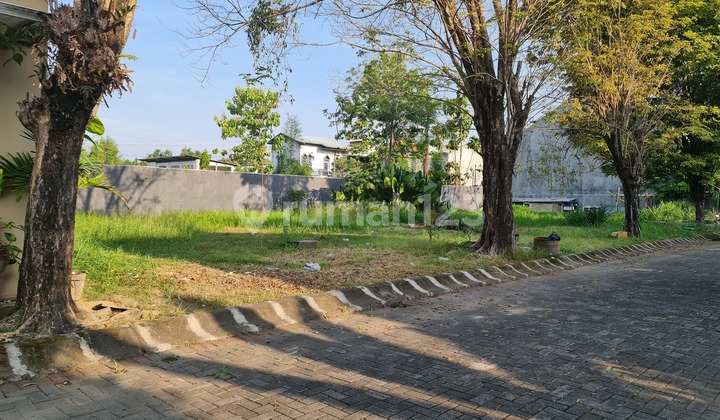 Ready-to-build plot of land in Colomadu Solo cluster. Ready-to-build plot of land in Colomadu Solo cluster.