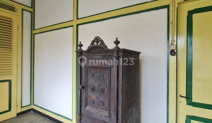 Rumah kolonial pinggir jalan tipes serengan solo 11