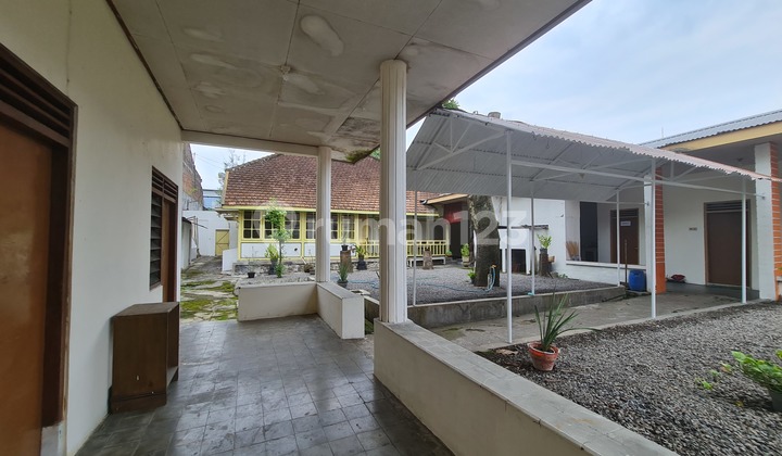 Rumah kolonial pinggir jalan tipes serengan solo 15
