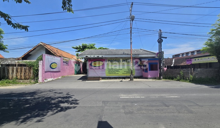 House by the Road, Suitable for Business.