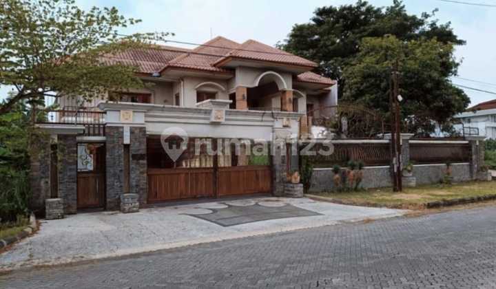 Rumah Mewah Halaman Luas Di Jalan Cemara Raya Solo Baru