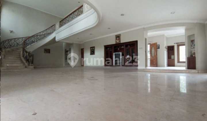 Luxury House with Large Yard on Cemara Raya Street, Solo Baru 2