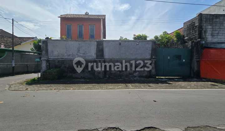 Rumah Etnik Kayu Dekat Jalan Raya Adi Sucipto Colomadu Solo Rumah Etnik Kayu Dekat Jalan Raya Adi Sucipto Colomadu Solo