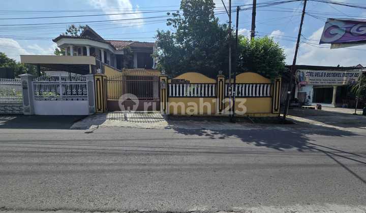 Rumah Luas Nuansa Kayu Jati di Baturan Colomadu Dekat Jalan Adi Sucipto Karangasem Solo Rumah Luas Nuansa Kayu Jati di Baturan Colomadu Dekat Jalan Adi Sucipto Karangasem Solo