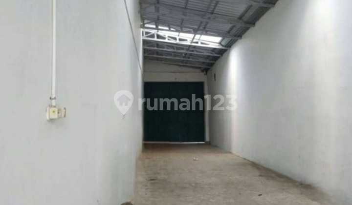 Strategic Warehouse and Shop on Adi Sumarmo Street, Banyuanyar, Solo.