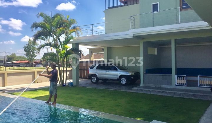 Villa 5 menit ke pantai Berawa view sawah 2 Lantai di Padonan SHM 2