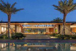 Villa Mewah di Pinggir Sungai dengan Pemandangan Alam Tropis yang Subur