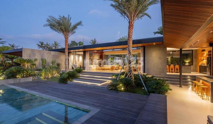 Villa Mewah di Pinggir Sungai dengan Pemandangan Alam Tropis yang Subur