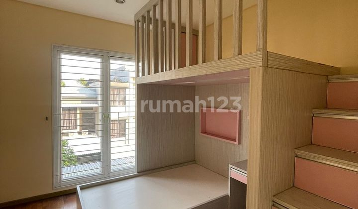 Selling 3-story house in Layar Permai PIK, size 8x15m Selling 3-story house in Layar Permai PIK, size 8x15m