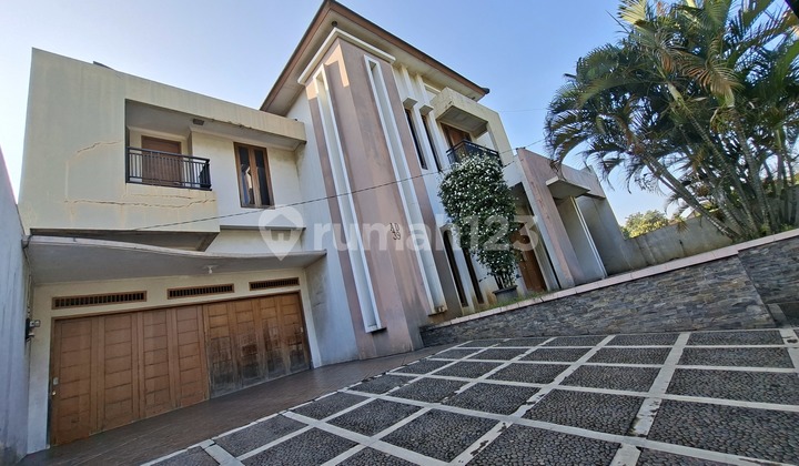 Rumah Besar View Taman Halaman Luas di Kemang Pratama Rumah Besar View Taman Halaman Luas di Kemang Pratama