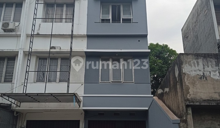 Strategic Shop House by the Roadside of Ciputat Raya, South Tangerang