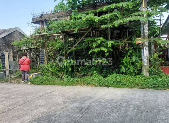 tampak depan rumah tua siap bangun di