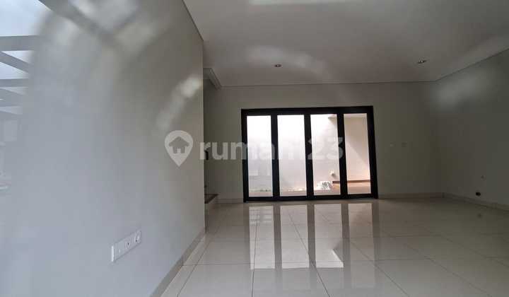 Nice House Near the Lake at Summarecon Bekasi 2