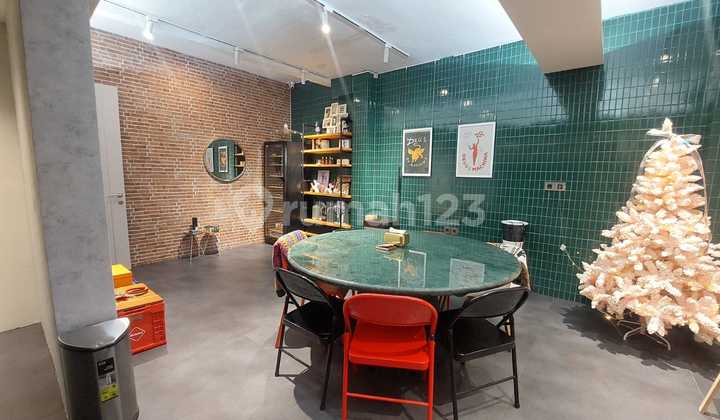 Rumah Mewah Elegan 3 Lantai Semi Furnish di Summarecon Bekasi 2