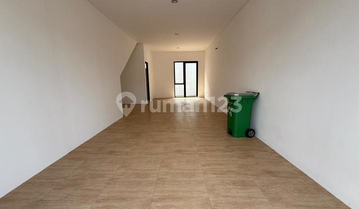 Ruko Park Serpong Faces Main Road Suitable for Business 2