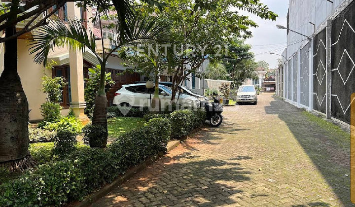 RUMAH LUAS DENGAN SWIMMING POOL DI TOWNHOUSE KEBAYORAN LAMA 2