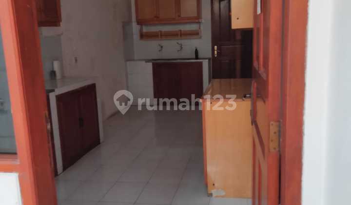Ready-to-Live House in a Good and Strategic Environment in Kebayoran Baru 2