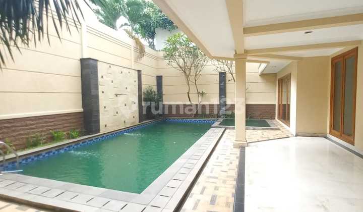 Rumah sudah renovasi semi furnished SHM di Pondok Indah , Jakarta Selatan
