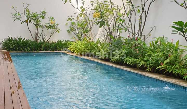Rumah mewah ada taman dan kolam renang SHM di Pondok Indah  1