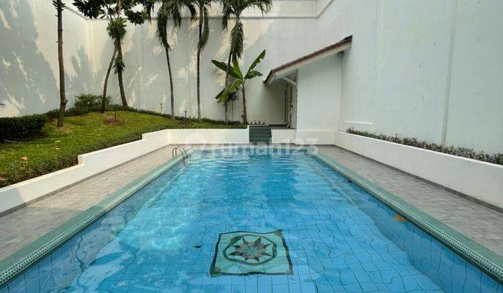 Rumah mewah ada kolam renang SHM di Cilandak Barat  1