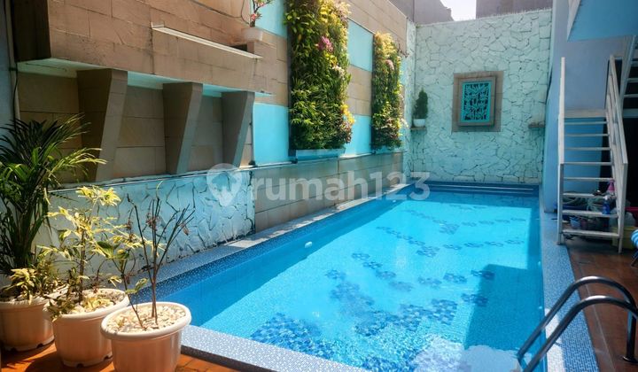 Rumah 3 Lantai SHM hadap Selatan ada kolam renang di Bintaro 