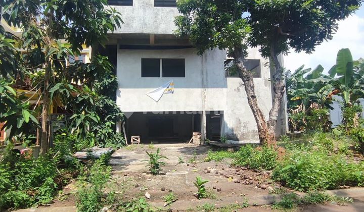 A modern minimalist natural house with a swimming pool is being built in Sutera Telaga Biru, Alam Sutera. A modern minimalist natural house with a swimming pool is being built in Sutera Telaga Biru, Alam Sutera.