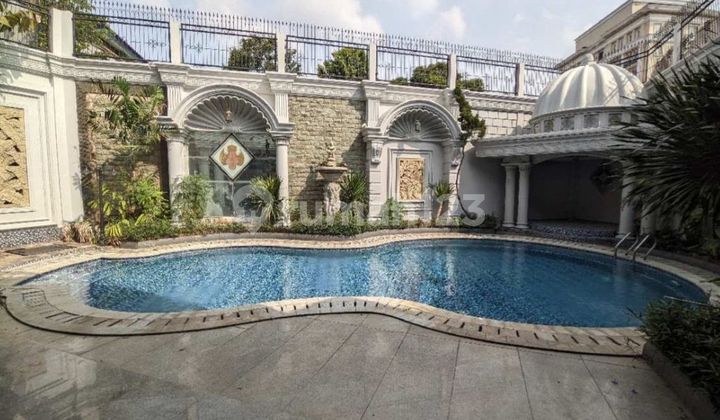 Rumah mewah design classic SHM ada kolam renang di Menteng Jakarta pusat 