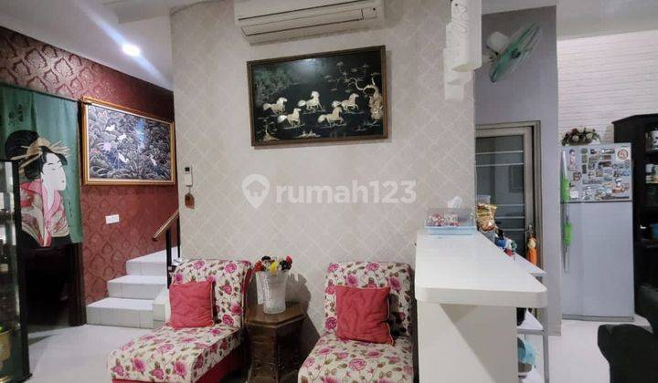 ruang keluarga rumah 2,5 lantai rapi terawat