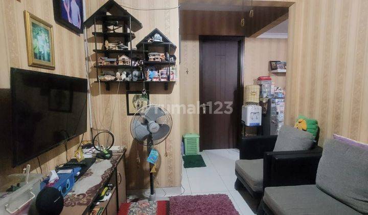 ruang keluarga rumah 2,5 lantai rapi terawat