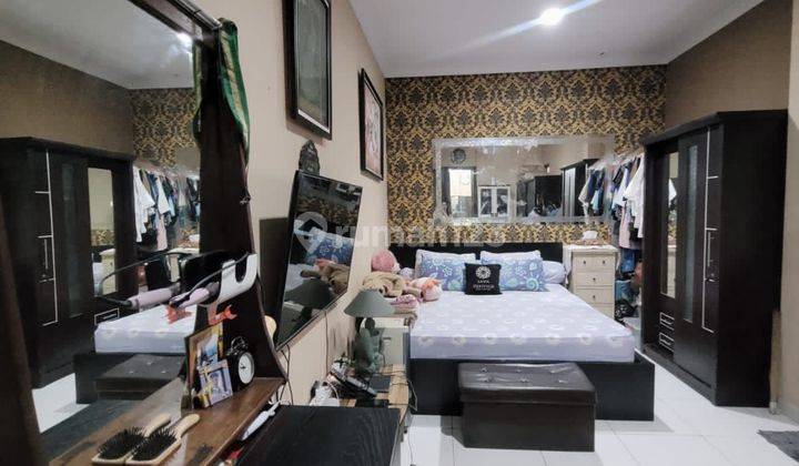 kamar tidur rumah 2,5 lantai rapi terawat
