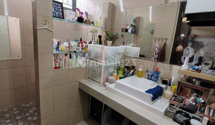 kamar mandi rumah 2,5 lantai rapi terawat