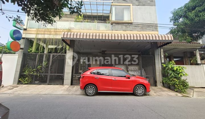 Rumah kost dijual dengan usahanya lokasi super strategis di Gading Serpong Tangerang 