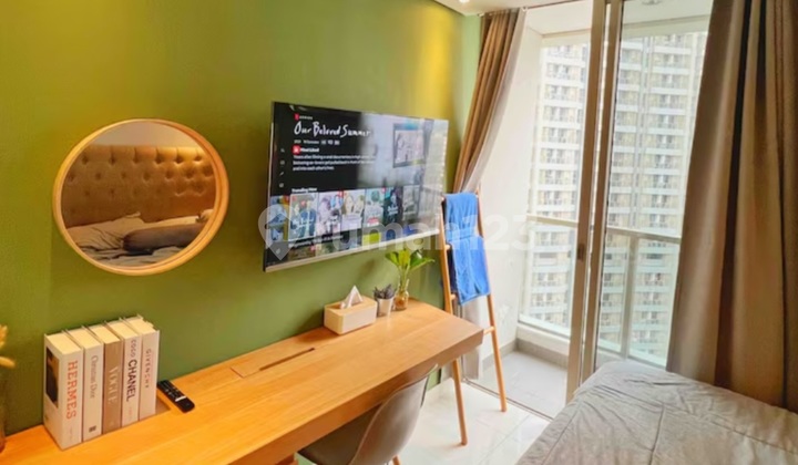 Beautiful Furnished Studio Apartment for Sale at a Loss, Strategic Location Near Public Facilities in Taman Anggrek Residence Apartment, West Jakarta