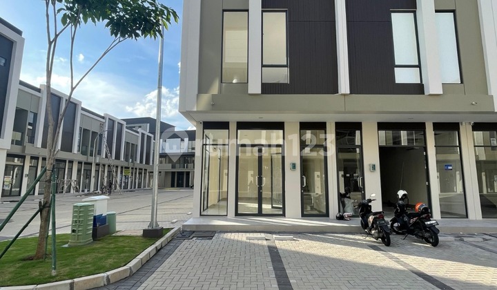 New Ready-to-Use Shop House in a Bustling Area, Suitable for Business in Gading Serpong