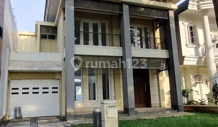 Neat and Ready-to-Live House at an Attractive Price in Alam Sutera.