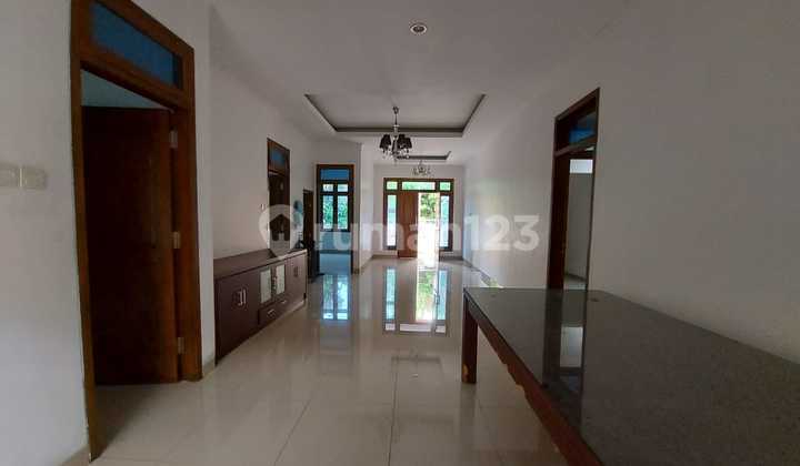 di Jl Kelapa Sawit 15, Tangerang 4