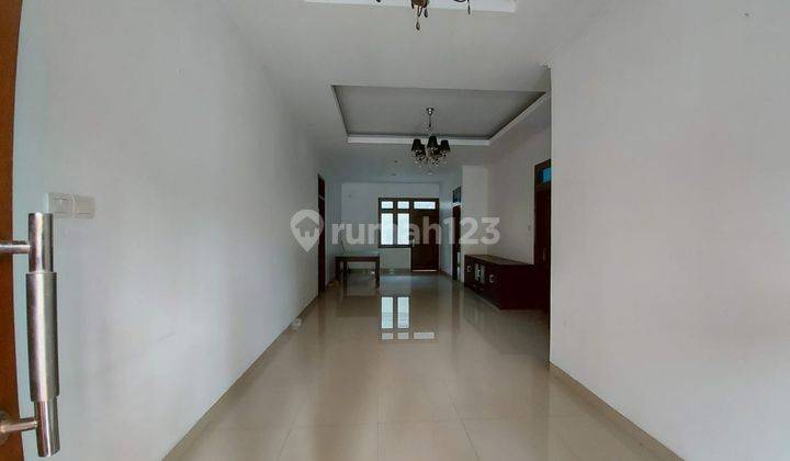 di Jl Kelapa Sawit 15, Tangerang 5