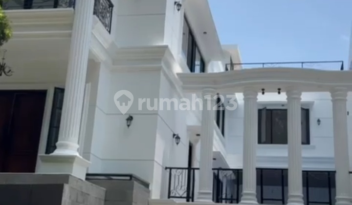 Rumah Mewah Fully Furnished dengan Rooftoop di Depan Green Area