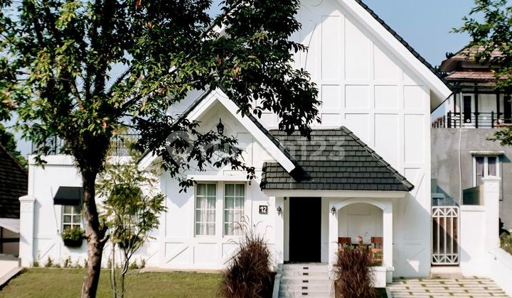 Rumah Cozy Pedesaan Inggris Depan Green Area