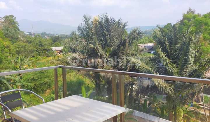 Rumah Dengan Pool Berhalaman Belakang Green Area Lepas 2