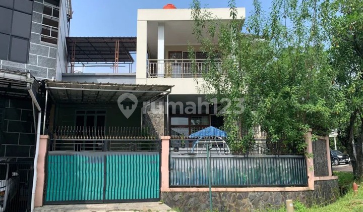 Rumah Sudut Jalan Depan Pegunungan