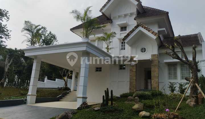 White House Cozy Di Depan Taman