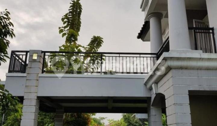 Colonial Style House in front of Aeon Mall 2